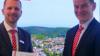 Nicholas Fehse (links) mit dem Vorstandsmitglied Michael Rendl.