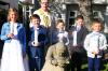 Zusammen mit Pfarrer Amrehn stellen sich die Gernacher Kommunionkinder Achilleas Gkontos, Ben Baudisch, Elias Pohli, Jule Seufert und Maximilian Geier an der Statue des Heiligen Franziskus dem Fotografen.