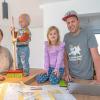 In Unterschwappach steht ein Haus aus „Bausteinen“, das die Gonnerts selbst zusammengebaut hat. Im Mai wollen sie einziehen. Von links: Mama Eva-Maria Gonnert, die beiden Kinder Vincent und Pauline, und Papa Sven Gonnert. 