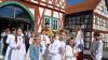 In feierlicher Prozession zogen die Kommunionkinder von Stadtlauringen unter den Klängen der Musikkapelle vom Rathaus zur Kirche.