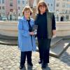Die Autorin Karla Schönebeck übergab Israels Generalkonsulin Talya Lador-Fresher ihr soeben erschienenes Buch „Musik nach dem Todesmarsch“.