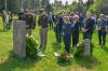 Bei der Befreiungsfeier im ehemaligen Lager Kaufering VII erfolgte auch eine Kranzniederlegung. Das Foto zeigt (von links) Sergeant Major Christopher Donaldson, Colonel Christopher J. Kirkpatrick, Dr. Christoph Thonfeld, Talya Lador-Fresher, Ludwig Hartmann, Gabriele Triebel und Thomas Salzberger.