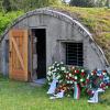 An den Tonröhrenbunkern des ehemaligen Lagers Kaufering VII zwischen Landsberg und Erpfting wurden die Kränze zwischengeparkt.