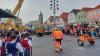 Unter großem Beifall und flotten Klängen durch die Löhriether Musikanten wurde der Zunftbaum auf dem Bad Neustädter Marktplatz errichtet. Mit vier neuen Tafeln ziert er nun die „gute Stube“ der Kreisstadt bis in den Herbst hinein.