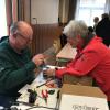 Im Repaircafé wird von Wilhelm Friedhof (Reparateur) wird eine Musikbox repariert.