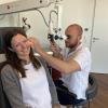 Dr. Guido Umhau bei der Arbeit in seiner Praxis in Legau. Der HNO-Arzt setzt sich zusammen mit Kollegen dafür ein, dass sich die Versorgung von Kassenpatienten verbessert.