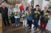 Pfarrer Helmut Rügamer und PGR-Vorsitzender Reinhard Schraud (hinten) mit den verabschiedeten Mitgliedern des Kirchenputz-Teams.