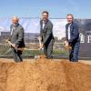 Beim Spatenstich für den Panattoni Park Unterfranken: (von links) Michael Brehm (Wirtschaftsförderer), Matthias Kraus (Panattoni) und Bürgermeister Michael Ziegler.