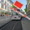 Seit mehreren Wochen schon sperrt ein kurioses Schrankensystem die Baustellen am Dominikanerplatz in Würzburg ab. Das steckt hinter den Doppelschranken.