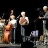 Sorgten für einen unterhaltsamen Abend in Memmingen: (von links) die Brüder Christoph, Michael und Karl Well mit Gerhard Polt.
