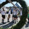 Bilderbuchwetter beim traditionellen Maibaumaufstellen: Kein Wölkchen am Himmel, bestens gelaunte Besucher sowie feine Klänge der Musikkapellen und fesche Menschen in Tracht: So müssen die Zutaten sein wie auf unseren Bildern in Altusried, Wiggensbach, Hirschdorf und Memhölz.