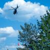 Einen Tag nach Ausbruch des Waldbrands waren weiterhin mehrere Hubschrauber für die Löscharbeiten im Einsatz. Einen Tag nach Ausbruch des Waldbrands waren weiterhin mehrere Hubschrauber für die Löscharbeiten im Einsatz.