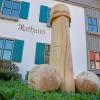 Holzpenis in Wiggensbach am Rathaus