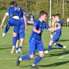 Die Kissinger Spieler feiern den 3:2-Sieg über den FC Strahlungen.