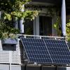 Der Sonnenstromverband BSW Solar erwartet in diesem Jahr weiteres rasantes Wachstum bei kleinen Balkonsolaranlagen. (Foto: Illustration)
