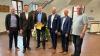 Auf dem Foto zu sehen (von links): Michael Lutz, Mario Paul, Johannes Goßmann, Dieter Daus und Alexander Grieb verabschieden Jürgen Schrott (mit Urkunde) in den Ruhestand. Foto: Melanie Most, Stadt Lohr