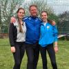 Hanna (links), Vater Heiko (Mitte) und Lena Schmitt (rechts)