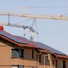 Immer mehr Menschen installieren PV-Anlagen und Stromspeicher in ihren Häusern. Dabei spielt es keine Rolle, ob es sich um eine neue Immobilie oder einen Altbau handelt. Unser Foto zeigt ein Neubaugebiet in Kempten.