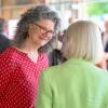 Anne Maar, Leiterin des Theaters Schloss Maßbach, spricht am Mittwoch, 30. April 2025, beim Richtfest im Theater in Schweinfurt mit der ehemaligen Bürgermeisterin Gudrun Grieser. Das Theater wird derzeit saniert, die Wiedereröffnung des Haupthauses ist für Oktober 2027 geplant. 