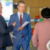 Oberbürgermeister Sebastian Remelé spricht am Mittwoch, 30. April 2025, beim Richtfest im Theater in Schweinfurt mit Gästen. Das Theater in Schweinfurt wird derzeit saniert, die Wiedereröffnung des Haupthauses ist für Oktober 2027 geplant. 