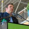 Intendant Christof Wahlefeld spricht am Mittwoch, 30. April 2025, beim Richtfest im Theater in Schweinfurt. Das Theater wird derzeit saniert, die Wiedereröffnung des Haupthauses ist für Oktober 2027 geplant. 