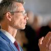 Oberbürgermeister Sebastian Remelé verfolgt am Mittwoch, 30. April 2025, beim Richtfest im Theater in Schweinfurt die Ansprache des Intendanten. Das Theater in Schweinfurt wird derzeit saniert, die Wiedereröffnung des Haupthauses ist für Oktober 2027 geplant. 