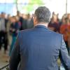 Zahlreiche Besucherinnen und Besucher sind am Mittwoch, 30. April 2025, der Einladung zum Richtfest im Theater in Schweinfurt gefolgt. Das Theater in Schweinfurt wird derzeit saniert, die Wiedereröffnung des Haupthauses ist für Oktober 2027 geplant. 