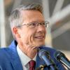Oberbürgermeister Sebastian Remelé spricht am Mittwoch, 30. April 2025, beim Richtfest im Theater in Schweinfurt. Das Theater in Schweinfurt wird derzeit saniert, die Wiedereröffnung des Haupthauses ist für Oktober 2027 geplant. 
