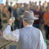 Gerald Karch übernimmt am Mittwoch, 30. April 2025 den Richtspruch beim Richtfest am Theater in Schweinfurt. Das Theater wird derzeit saniert, die Wiedereröffnung des Haupthauses ist für Oktober 2027 geplant. 