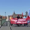Die Kundgebung des DGB zum Tag der Arbeit begann traditionell auf dem Kitzinger Marktplatz mit anschließendem Zug über die Alte Mainbrücke zum Stadtbalkon.