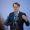 Der geschäftsführende Gesundheitsminister Lauterbach wurde am 1. Mai von Demonstranten angepöbelt.