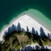 Bayern: Eine Kiesbank ist am Ufer des Walchensee zu sehen