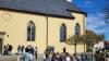 Frühschoppen am Kirchenvorplatz.