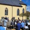 Frühschoppen am Kirchenvorplatz.