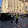 Am frühen Abend fährt ein Fahrzeug in eine Menschengruppe an einer Bahnhaltestelle.
