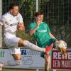 Hoch das Bein: Der Karlburger Fabio Tudor Karlburg (links) stört Luca Forster vom TSV Abtswind beim Flanken.