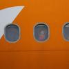 Aus den Vereinigten Staaten abgeschobene venezolanische Migranten schauen nach der Landung auf dem internationalen Flughafen Simon Bolivar in Maiquetia, Venezuela, aus den Bullaugen ihres Flugzeugs.