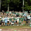Eine Einheit geworden: Fans und Mannschaft des FC Schweinfurt 05 feiern nach dem Derby-Sieg über die Kickers ausgelassen den Aufstieg - erst im Stadion danach in der Innenstadt.