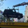 Beim Unfallauto handelt es sich um eine Mercedes-G-Klasse, einen Luxus-Geländewagen. Die Polizei schaut ihn sich auch von unten an.