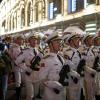 Soldaten der chinesischen Volksbefreiungsarmee marschieren am Kaufhaus GUM vorbei in Richtung Roter Platz, um an einer Probe für die Militärparade zum Tag des Sieges in Moskau, Russland, teilzunehmen.