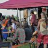 Aufgebaute Zelte, laute Musik und klirrende Flaschen. Die Stimmung auf dem Campingplatz des Veteranentreffens 2025 in Willofs ist am Samstag ausgelassen. 