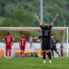 Der Moment, der das Derby entscheidet: Luis Vetter trifft für seinen FC Memmingen in der 29. Minute zum späteren Siegtor gegen den 1. FC Sonthofen. Abwehrchef David Bauer (6) in epischer Jubelpose. 