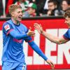 Kiels Doppel-Torschütze Alexander Bernhardsson (l) feiert in Augsburg.