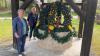 Auf dem Bild (von links): Uschi Oehrlein und Margot Senger schmücken zusammen mit einem Team seit 1998 den Osterbrunnen in Greußenheim.