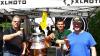 Die Hauptakteure beim Bierausschank fürs Brunnenfest (v. li.), Braumeister Marcus Michel, Christian Gromm und Feuerwehrkommandant Daniel Domes mit ihrer kleinen „Hausbrauerei“.