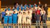 Gemeinsames Foto der Finalteams, wobei Gastgeber SV Rapid Ebelsbach in blau und die Dreiberg Kickers in weiß gekleidet sind. Die Finalteams nahmen die Glückwünsche von Landrat Wilhelm Schneider (vorderste Reihe, rechts) und von BFV-Kreis-Jugendleiter Patrick Mitlöhner (vorderste Reihe, Zweiter von rechts) entgegen.