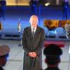 05.05.2025, Berlin: Der scheidende Bundeskanzler Olaf Scholz (M, SPD) lächelt, während Verteidigungsminister Boris Pistorius (l, SPD) und General Carsten Breuer, Generalinspekteur der Bundeswehr, applaudieren, beim großen Zapfenstreich der Bundeswehr anlässlich seiner Verabschiedung. Mit der Militärzeremonie nach Sonnenuntergang im Fackelschein werden vor dem Verteidigungsministerium in Berlin traditionell alle Kanzler, Bundespräsidenten, Verteidigungsminister und hochrangige Militärs bei ihrem Ausscheiden geehrt. Foto: Michael Kappeler/dpa +++ dpa-Bildfunk +++ 05.05.2025, Berlin: Der scheidende Bundeskanzler Olaf Scholz (M, SPD) lächelt, während Verteidigungsminister Boris Pistorius (l, SPD) und General Carsten Breuer, Generalinspekteur der Bundeswehr, applaudieren, beim großen Zapfenstreich der Bundeswehr anlässlich seiner Verabschiedung. Mit der Militärzeremonie nach Sonnenuntergang im Fackelschein werden vor dem Verteidigungsministerium in Berlin traditionell alle Kanzler, Bundespräsidenten, Verteidigungsminister und hochrangige Militärs bei ihrem Ausscheiden geehrt. Foto: Michael Kappeler/dpa +++ dpa-Bildfunk +++