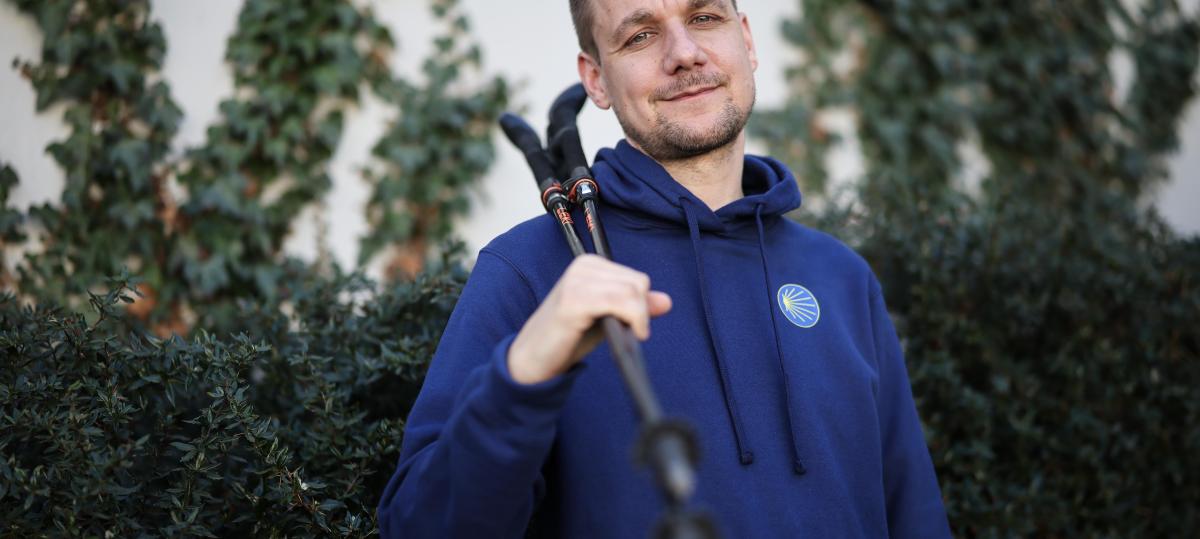 Moderator Tobias Schlegl was hiking on the Jakobsweg with his mother. That has changed for him
