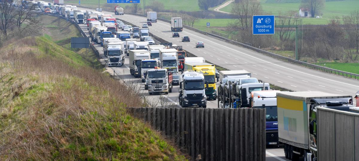 Fahrer vermutlich eingeschlafen: Umgestürzter Sattelzug blockiert A8 am Freitagmorgen