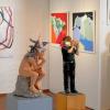 Zwei Keramik-Arbeiten von Angela Eberhard sind in der Ausstellung „Schnittstellen“ in der Kunsthalle in Kempten zu sehen: die prämierte Plastik „Goldener Schnitt“ (vorne rechts) und eine Variation von Rodins „Denker“.